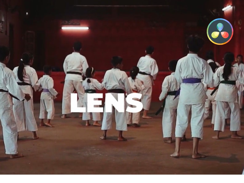 K&ouml;nnte beinhalten: Eine Gruppe von Kindern und Erwachsenen in wei&szlig;en Karate-Uniformen, einige mit farbigen G&uuml;rteln, &uuml;bt in einem Dojo. Das Wort "LENS" ist in gro&szlig;en wei&szlig;en Buchstaben &uuml;berlagert. Der Hintergrund ist ein rot get&ouml;nter Raum.