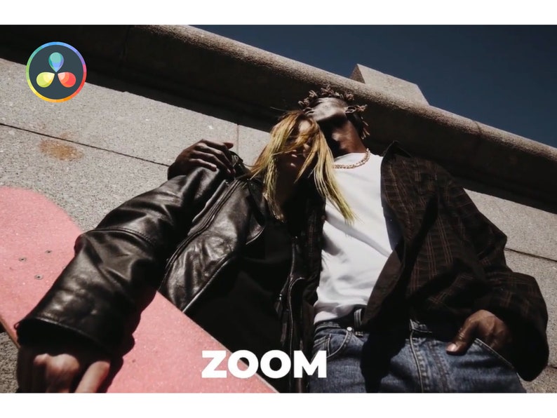 K&ouml;nnte beinhalten: Ein Paar steht zusammen, einer mit einer schwarzen Lederjacke und der andere mit einer braunen karierten Jacke. Ein rosa Skateboard befindet sich im Vordergrund. Das Wort "ZOOM" steht in wei&szlig;en Blockbuchstaben. Der Himmel ist tiefblau.