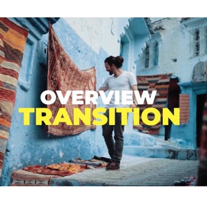 K&ouml;nnte beinhalten: Ein Mann steht in einer blau get&uuml;nchten Gasse, umgeben von bunten Teppichen und Textilien. Das Bild zeigt den Text "OVERVIEW TRANSITION" in gro&szlig;en gelben Buchstaben. Die Szene deutet auf einen Markt oder eine Werkstatt hin.