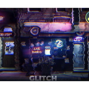 K&ouml;nnte beinhalten: Digital verzerrtes Bild einer n&auml;chtlichen Stadtstra&szlig;e mit Neon-Schildern f&uuml;r "Live Bands" und "Open". Das Wort "Glitch" steht unten. Das Bild hat eine Retro-Vaporwave-&Auml;sthetik mit einem Auto und Geb&auml;uden.