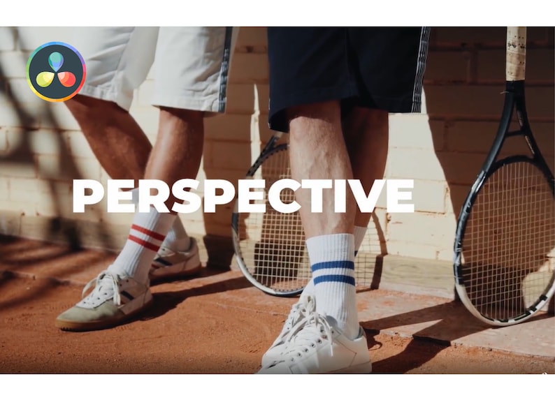 K&ouml;nnte beinhalten: Bild mit zwei Personen in Tennisbekleidung, mit Tennisschl&auml;gern und dem Wort "PERSPECTIVE" in wei&szlig;en Blockbuchstaben. Eine Person tr&auml;gt wei&szlig;e Shorts, wei&szlig;e Socken mit roten Streifen und wei&szlig;e Turnschuhe. Die andere tr&auml;gt marineblaue Shorts und wei&szlig;e Socken mit blauen Streifen.