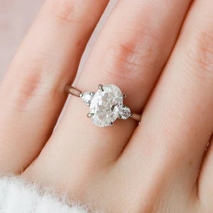 2.25 TCW Oval Cut Lab gewachsen Diamant-Verlobungsring, oval und rund geschliffener Drei-Stein-Ring, Jahrestagsgeschenk, Geburtstagsgeschenk, Geschenk für sie