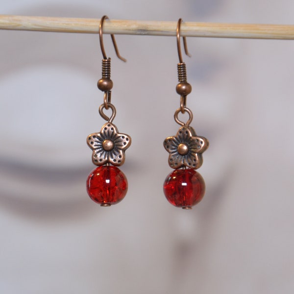 Boucles d'oreilles pendant perle en verre craquelé rouge et fleur métal cuivré pour oreilles percées