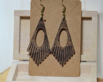 Boucles d'oreilles artisanales en bois style boho pour oreilles percées.