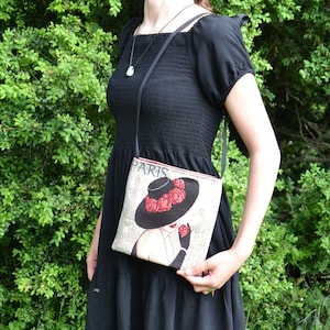 Sac bandoulière PARIS, en tissus canevas épais, doublé avec poche intérieure, fermeture aimantée.