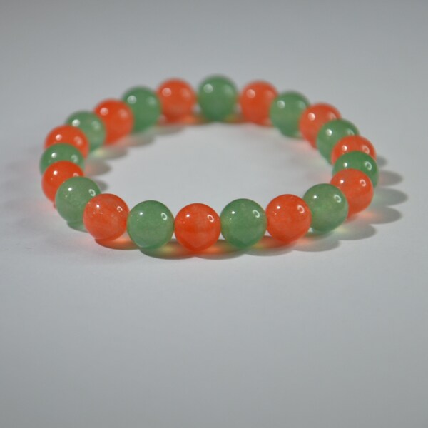 Bracelet élastique , perles en agate teintée orange et vert. Taille poignet 17 cm maxi.