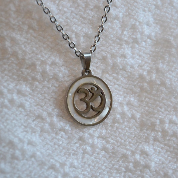 Pendentif Ohm inox et nacre monté sur bélière avec sa chaîne à maillons en acier inoxydable - bijou spirituel - yoga - méditation.