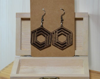 Boucles d'oreilles artisanales en bois style boho, motif géométrique pour oreilles percées.