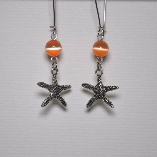 Boucles d'oreilles avec pendant étoile de mer et perle oeil de chat orange pour oreilles percées