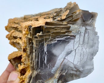 方解石のスピンクルが入った、非常に美しい白色無色透明の蛍石結晶鉱物