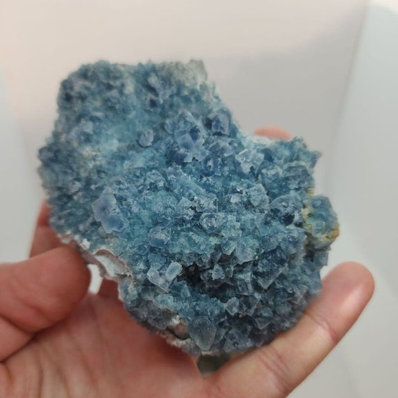 わあ！母岩上の大きな紫蛍石、母岩上の蛍石結晶、石英母岩上の