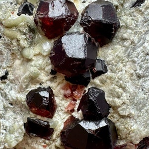 ENORM Almandin Granat på Matrix 407 Gm Granat Ädelsten Kalcit Matrix Ädelstenskvalitet Granat Kristallkluster på Matrix Museumskvalitet Fristående