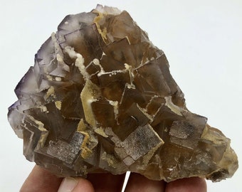 方解石のスピンクルが入った、非常に美しい白色無色透明の蛍石結晶鉱物