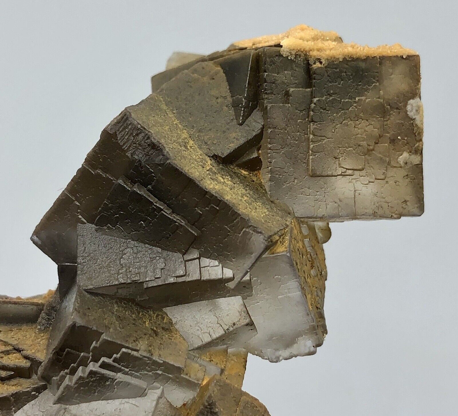 素晴らしい！方解石の結晶をまとった蛍石結晶。端が尖った蛍石結晶。84