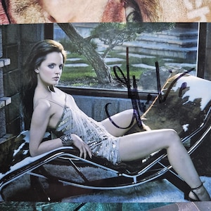 Mena Suvari autograph