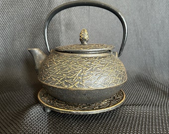 Iwachu Japanse kleine gietijzeren theepot - Tetsubin - zwart met gouden dennennaaldontwerp