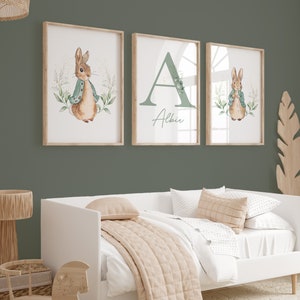 Juego de 3 láminas infantiles de Peter Rabbit en verde salvia, láminas personalizadas para dormitorio infantil, decoración de dormitorio, arte mural infantil, regalo para bebé.