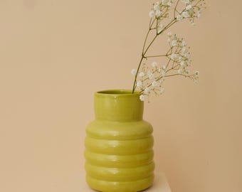 Jarrón de cerámica Chartreuse hecho a mano con forma ondulada y de burbuja