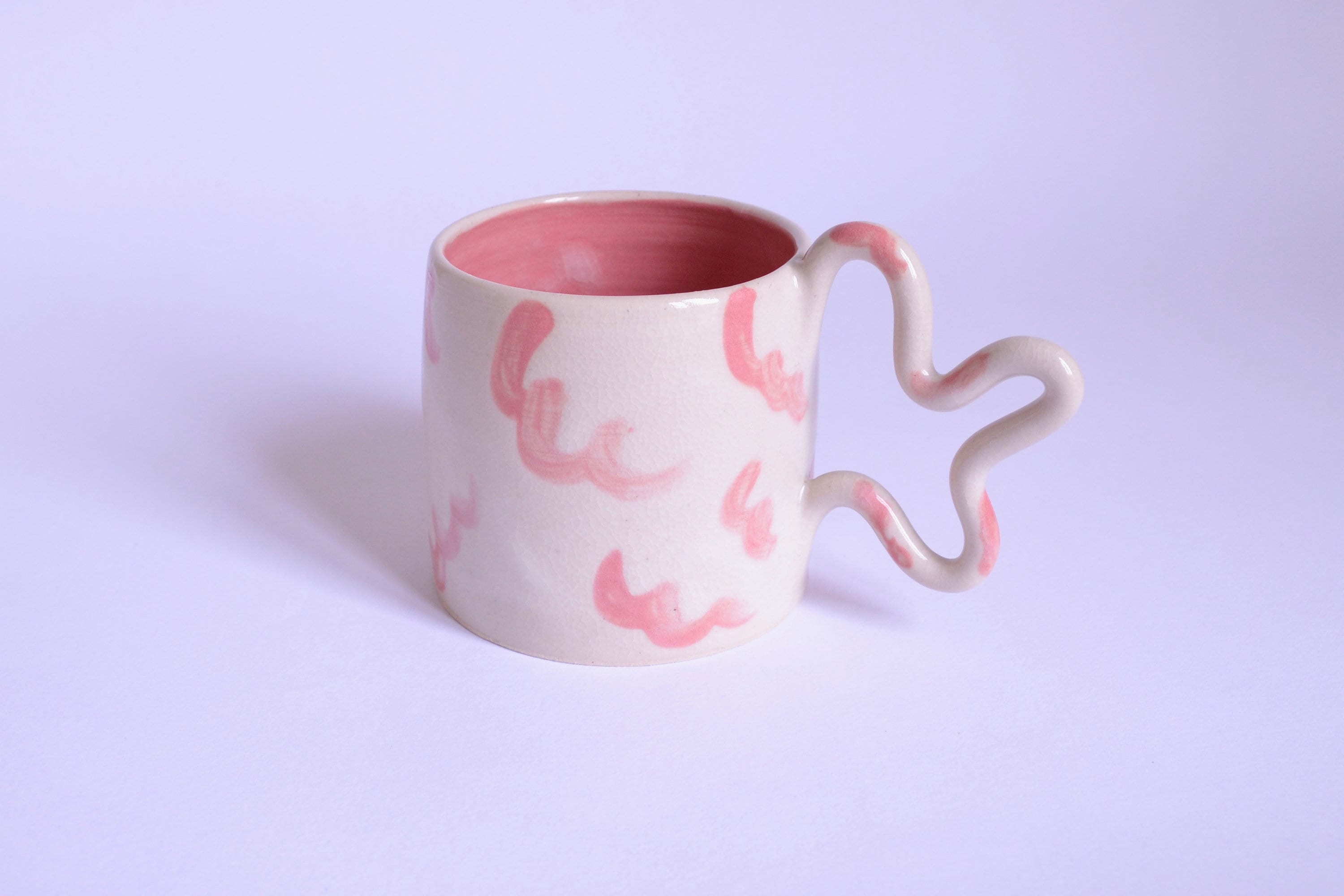Mug en Céramique Fait à La Main avec Design de Poignée Ondulée et Glaçure Motif Rose