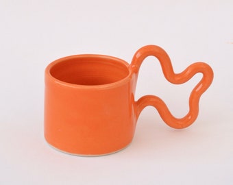 Mug orange fait main en céramique avec anse souple