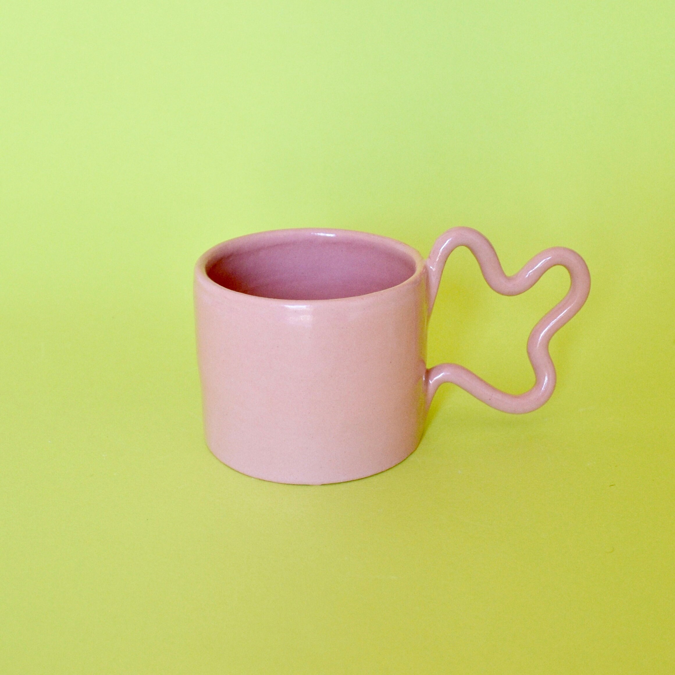 Mug en Céramique Fait à La Main avec Design de Poignée Ondulée et Glaçure Rose