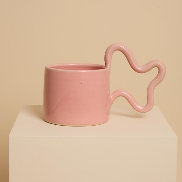 ピンクの手作り陶器マグカップ（ハンドルは揺れる）