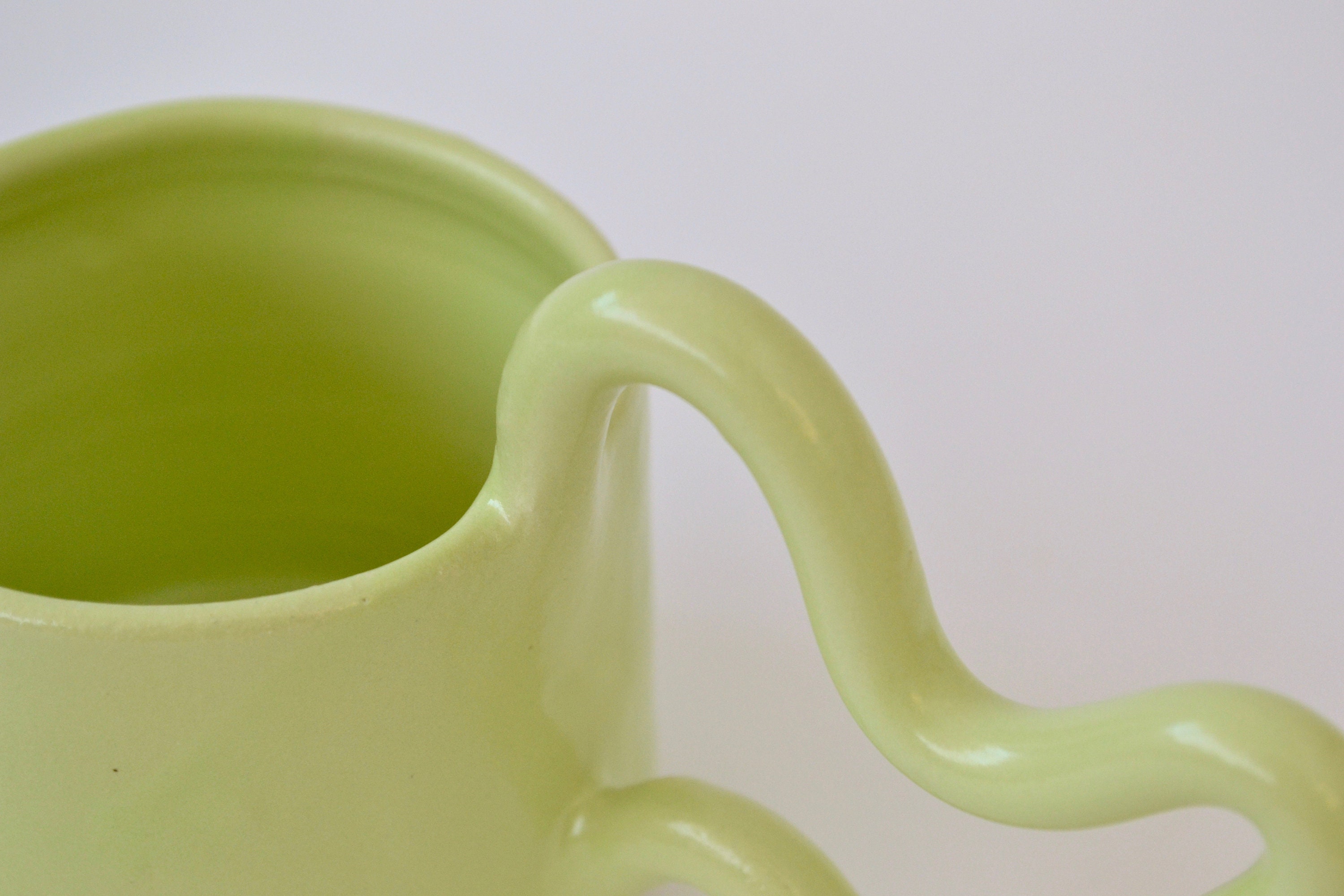 Tasse artisanale vert d'eau moucheté avec anse - Obstinnée - Créations en  céramique