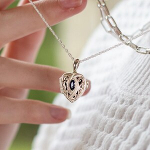 Collar con medallón de zafiro en forma de corazón: oro blanco vermeil de 18 quilates, piedra de nacimiento de septiembre.
