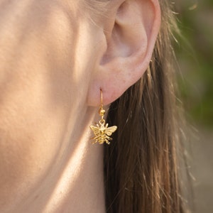 Pendientes de abeja en oro vermeil de 18 quilates, pendientes minimalistas, pendientes de abejorro diminutos, pendientes de abeja de miel, pendientes de abeja pequeña, pendientes de abejorro