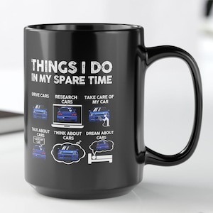 Może przedstawiać: Czarny kubek do kawy z białym tekstem, który brzmi "Things I do in my spare time". Tekst jest otoczony ilustracjami samochodów, w tym jazdą, badaniami, opieką, rozmowami, myśleniem o i marzeniami o samochodach.