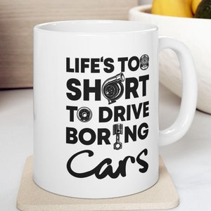 人生は退屈な車を運転するには短すぎる セラミックコーヒーマグ、車好き、車好きへのギフト、お父さんへのギフト、彼氏へのギフト、彼への11オンスホワイトコーヒーマグ