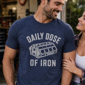 Camiseta "Dosis diaria de hierro", camiseta divertida con diseño de bloque de motor, regalo para amantes de los coches clásicos V8.