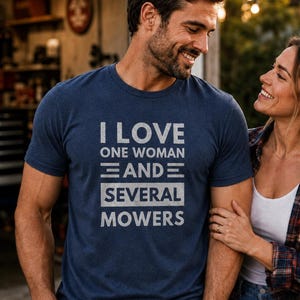Puede incluir: Una camiseta azul marino de manga corta y cuello redondo con el texto blanco desgastado I LOVE ONE WOMAN AND SEVERAL MOWERS impreso en el frente. La prenda tiene un corte estándar y una textura jaspeada suave en toda la tela.