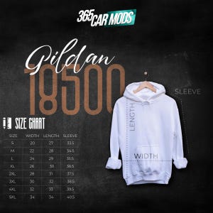 Puede incluir: Una sudadera con capucha Gildan 18500 blanca colgada en una percha, con una tabla de tallas que muestra las medidas en pulgadas. La imagen incluye el texto "365CAR MODS" y una tabla de tallas con medidas de ancho, largo y manga.