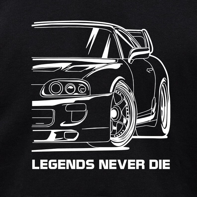 Puede incluir: Dibujo lineal blanco de un coche deportivo sobre fondo negro. Se ve el perfil delantero y lateral del coche, destacando sus faros, ruedas y aler&oacute;n. El texto "LEGENDS NEVER DIE" est&aacute; impreso en blanco debajo.