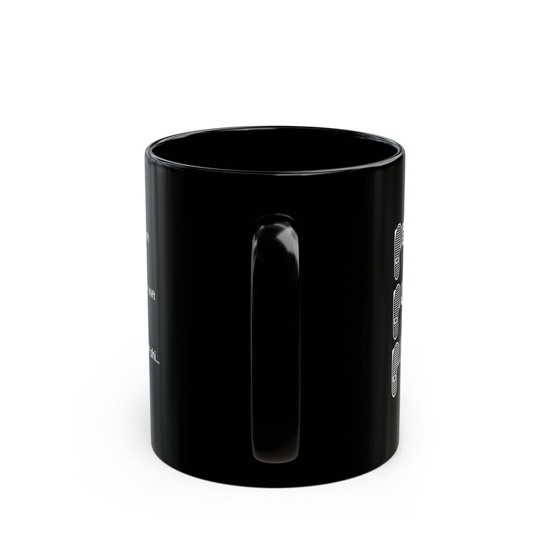 Puede incluir: Una taza de cer&aacute;mica negra s&oacute;lida con un asa vertical y un dise&ntilde;o gr&aacute;fico blanco en el lateral. El dise&ntilde;o incluye una columna de tres iconos de chanclas blancas y texto blanco parcialmente visible impreso en el lado izquierdo de la taza.