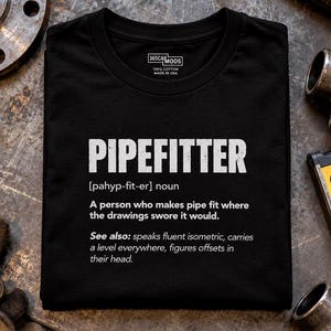 以下が含まれることがあります： PIPEFITTERと書かれた白いテキストがプリントされた黒いTシャツ。その下には発音記号、図面通りにパイプを合わせる人という定義、そして流暢なアイソメトリックを話すなどの関連する特徴が記載されています。