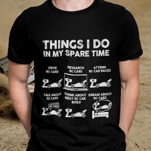 Könnte beinhalten: Ein schwarzes Kurzarm-T-Shirt mit dem weißen Text THINGS I DO IN MY SPARE TIME. Unter dem Text befinden sich sechs grafische Symbole, die Aktivitäten mit ferngesteuerten Autos darstellen, darunter Fahren, Recherchieren, Rennen, Reden und Träumen.