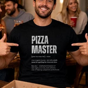 Może przedstawiać: Czarny t-shirt z krótkim rękawem z białym, postarzanym napisem PIZZA MASTER, po którym następuje wymowa fonetyczna, definicja szóstego zmysłu do wyczuwania serowych kawałków oraz lista powiązanych terminów, takich jak zbieracz brzegów pizzy.