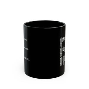 Puede incluir: Una taza de cer&aacute;mica negra con gr&aacute;ficos blancos de suelas de zapatos sobre pedales de coche. El texto dice up shift, down shift y oooh shi... dispuesto verticalmente junto a las ilustraciones de los pedales, representando una transmisi&oacute;n manual.