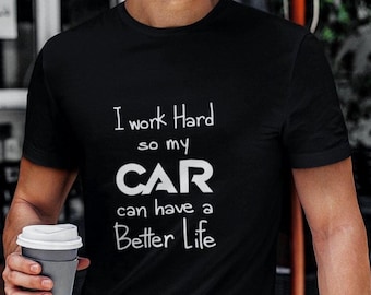 Lavoro duro affinché la mia auto possa avere una vita migliore. Maglietta divertente per uomo, regalo per amanti delle auto, amante delle auto, auto da corsa, regalo per fidanzato, marito, meccanico.