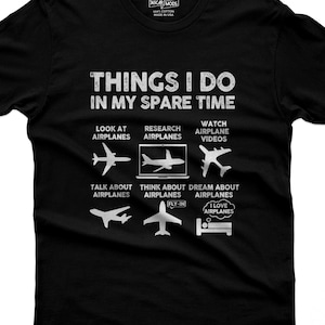 Könnte beinhalten: Ein schwarzes Kurzarm-T-Shirt mit weißem Text, der THINGS I DO IN MY SPARE TIME lautet, gefolgt von sechs Flugzeugsymbolen mit den Bildunterschriften: LOOK AT AIRPLANES, RESEARCH AIRPLANES, WATCH AIRPLANE VIDEOS, TALK ABOUT AIRPLANES, THINK ABOUT AIRPLANES und DREAM ABOUT AIRPLANES.