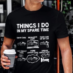 Könnte beinhalten: Ein schwarzes Kurzarm-T-Shirt mit weißem Text, der lautet THINGS I DO IN MY SPARE TIME, gefolgt von sechs Auto-Illustrationen mit den Beschriftungen: DRIVE CARS, RESEARCH CARS, TAKE CARE OF MY CAR, TALK ABOUT CARS, THINK ABOUT CARS, DREAM ABOUT CARS.