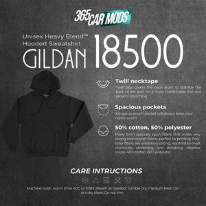 Puede incluir: Sudadera con capucha negra Gildan 18500 Unisex Heavy Blend. Cuenta con un bolsillo tipo canguro, cinta en el cuello y est&aacute; hecha de 50% algod&oacute;n y 50% poli&eacute;ster. Las instrucciones de cuidado tambi&eacute;n est&aacute;n incluidas.