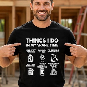 Puede incluir: Una camiseta negra de manga corta con texto blanco que dice THINGS I DO IN MY SPARE TIME, seguido de seis iconos y etiquetas: BUILD STUFF FOR FREE, BUY MORE TOOLS, FIX SOMEONE ELSE'S MESS, GIVE FREE ESTIMATES, ANSWER QUICK QUESTIONS, NEVER FINISH MY OWN HOUSE.