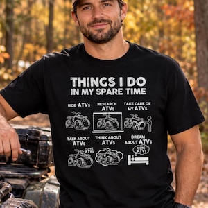 Peut inclure: Un t-shirt noir à manches courtes avec du texte et des graphiques blancs. Le motif liste 'THINGS I DO IN MY SPARE TIME' suivi de six icônes de quads avec les légendes : 'RIDE ATVs', 'RESEARCH ATVs', 'TAKE CARE OF MY ATVs', 'TALK ABOUT ATVs', 'THINK ABOUT ATVs' et 'DREAM ABOUT ATVs'.