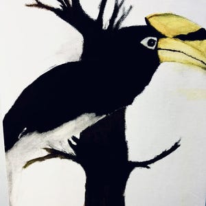 Może przedstawiać: Obraz dzioborożca siedzącego na gałęzi. Ptak jest głównie czarny z żółtym dziobem i hełmem. Tło jest białe, a ptak namalowany w stylizowany, artystyczny sposób.