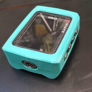 Peut inclure: Un boîtier turquoise en impression 3D pour une interface audio Ratio iX3M 2. Le boîtier est doté d'un protecteur d'écran et d'un port de connexion en bas.