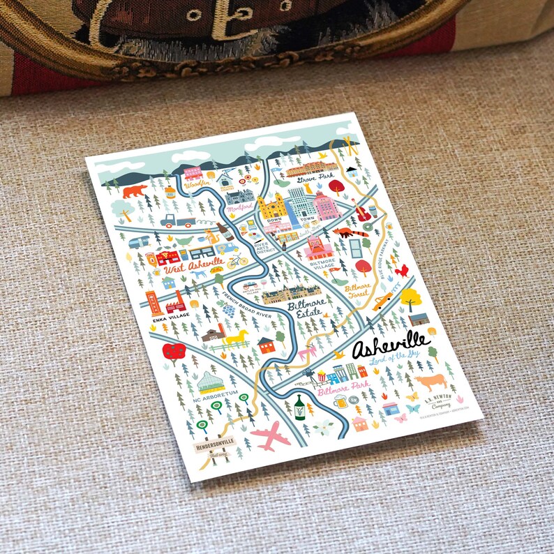 Pu&ograve; includere: Una mappa illustrata colorata di Asheville, Carolina del Nord, con il testo "Asheville, Land of the Sky". La mappa evidenzia diversi quartieri e punti di riferimento, tra cui Biltmore Estate, Grove Park e il fiume French Broad.