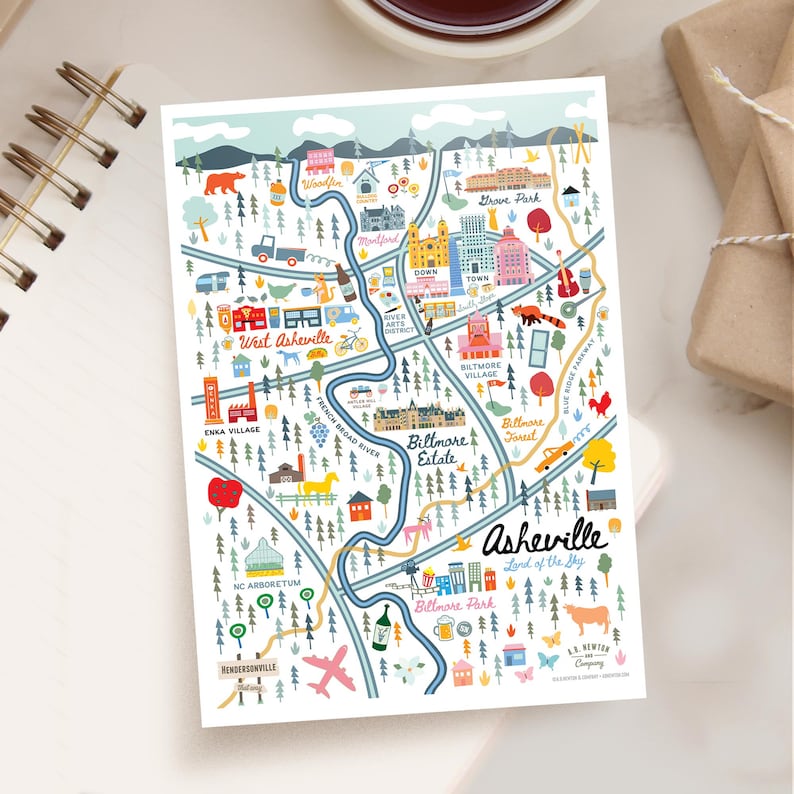 Pu&ograve; includere: Una mappa illustrata colorata di Asheville, Carolina del Nord, con punti di riferimento e punti di interesse evidenziati. La mappa include il testo "Asheville, Land of the Sky".